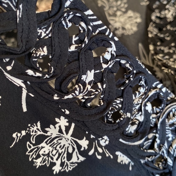 Banana Republic Black/White Floral V-Neck Tunic - Size M - Picture 8 of 12